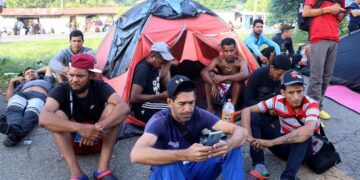 Migrantes permanecen en los exteriores del Centro de Atención al Tránsito Fronterizo (CAIF) en el municipio de Huixtla, en Chiapas (México). Imagen de archivo. EFE/ Juan Manuel Blanco