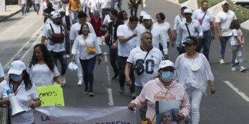Padres y familiares de niños enfermos de cáncer protestan hoy, durante la Caravana por la Salud en Ciudad de México (México). EFE/Mario Guzmán