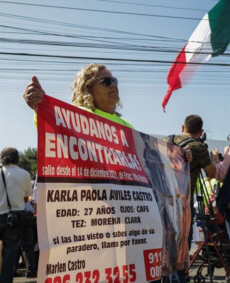 Manifestantes protestan al exterior de un acto protocolario del presidente de México, Andrés Manuel López Obrador, este viernes en la ciudad de Tijuana, en Baja California (México). EFE/Joebeth Terriquez