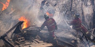 Bomberos trabajan en la extinción de un incendio en un galpón de la dirección logística del Instituto Venezolano de Seguros Sociales, en Caracas (Venezuela), este 15 de agosto de 2022. EFE/Rayner Peña R.