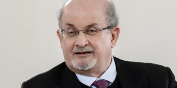 El escritor Salman Rushdie, en una fotografía de archivo. EFE/EPA/Clemens Bilan