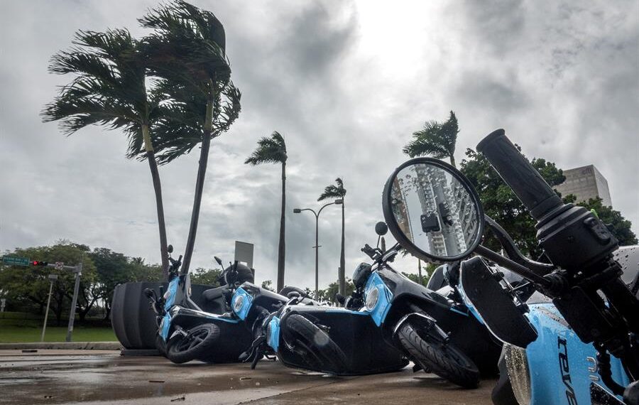Vista de destrozos provocados por una tormenta en Miami, Florida (EE.UU.), en una fotografía de archivo. EFE/Cristobal Herrera-Ulashkevich