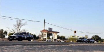 Personal de la policía municipal resguardan la zona donde se localizó el cuerpo sin vida del periodista Juan Arjón López hoy, en el municipio San Luis Río Colorado, Sonora (México). EFE/Daniel Sánchez