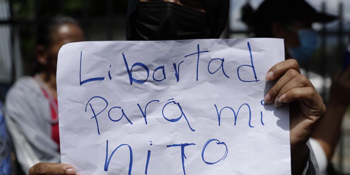 Una madre de una persona detenida durante el régimen de excepción implementado en El Salvador se manifiesta hoy frente a la Asamblea Legislativa, en San Salvador (El Salvador). EFE/ Rodrigo Sura