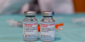 Vista de algunas dosis de la vacuna Moderna contra la covid-19, en una fotografía de archivo. EFE/JAVIER BELVER