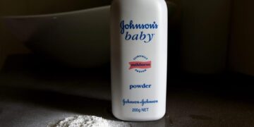 Fotografía de un envase de talco para bebés Johnson producido por la compañía multinacional Johnson & Johnson, en una fotografía de archivo. EFE/DAN PELED