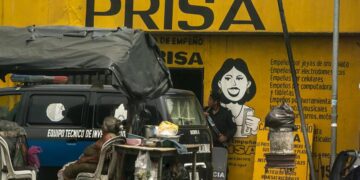 Policías custodian hoy la entrada de la casa de empeño "Prisa", en Managua (Nicaragua). EFE/Jorge Torres