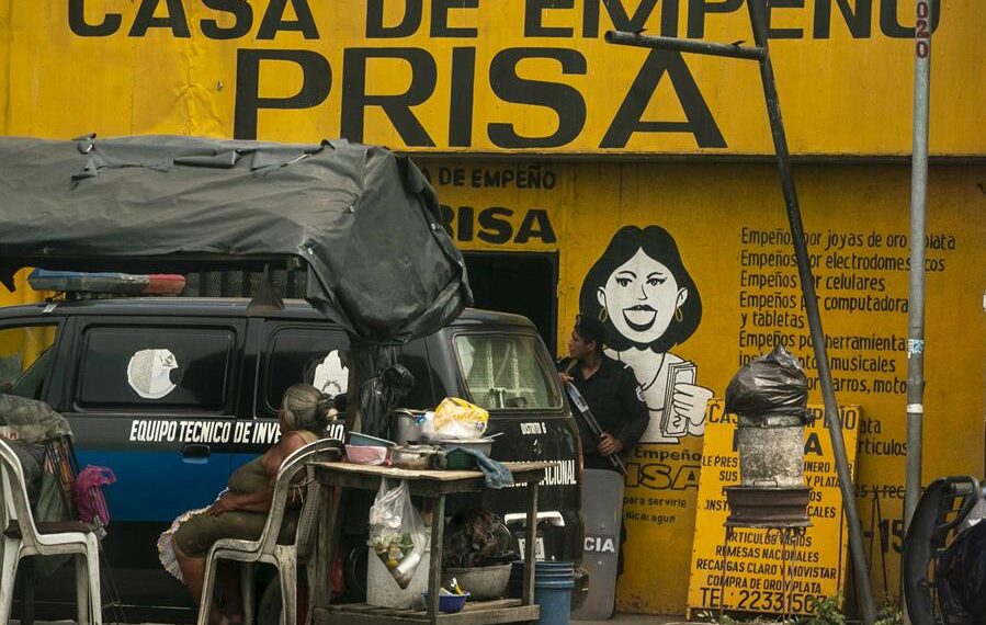 Policías custodian hoy la entrada de la casa de empeño "Prisa", en Managua (Nicaragua). EFE/Jorge Torres