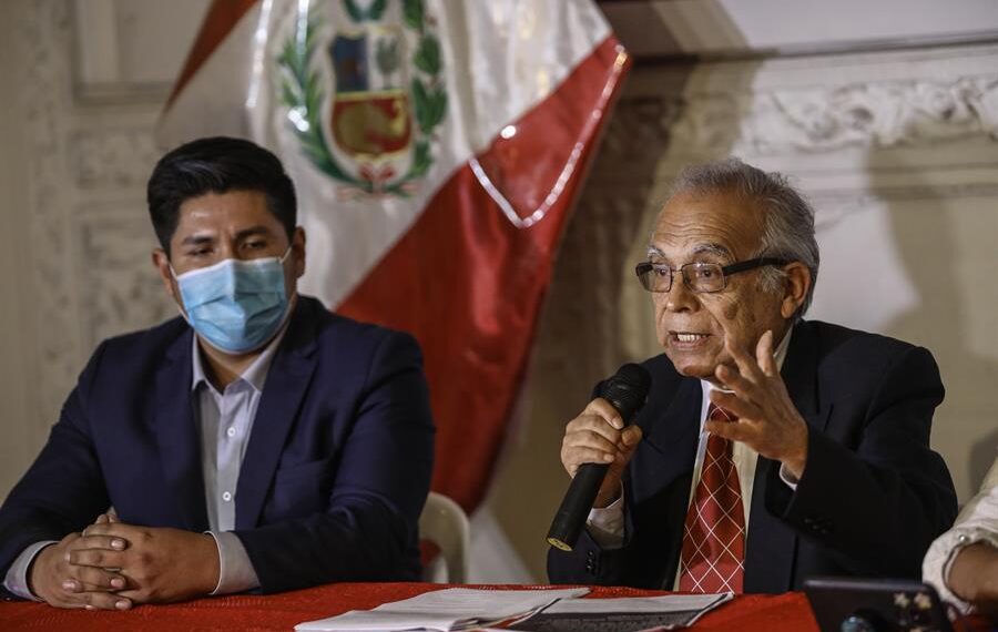 Fotografía de archivo fechada el 11 de junio de 2021 del presidente del Consejo de Ministros de Perú, Aníbal Torres (d). EFE/Stringer