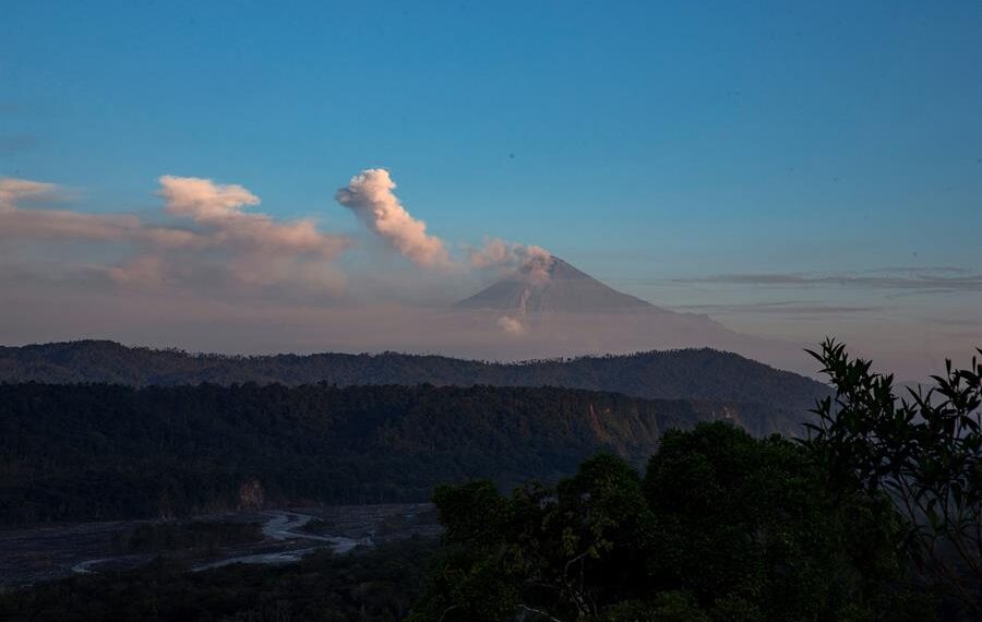 Vista del volcán Sangay con una constante emisión de ceniza desde el Parque Nacional Sangay, en una fotografía de archivo. EFE/José Jácome