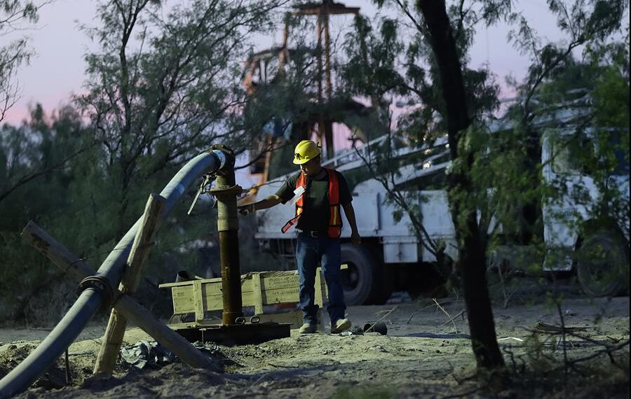 Fotografía de archivo de una vista de un trabajador minero en la zona donde se encuentran 10 mineros atrapados en el municipio de Sabinas en Coahuila (México). EFE/Antonio Ojeda