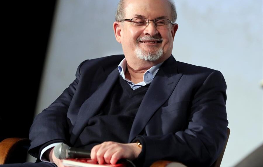 Fotografía de archivo fechada el 11 de noviembre de 2019 del escritor británico-indio Salman Rushdie durante un evento de lectura en Berlín (Alemania). EFE/ Hayoung Jeon