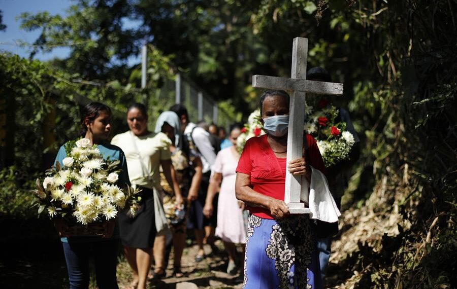 Familiares y sobrevivientes de la masacre de El Calabozo, caminan con ofrendas florales durante un homenaje a las víctimas hoy, en San Esteban Catarina (El Salvador). EFE/ Rodrigo Sura