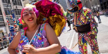 Una mujer participa en el desfile de la comunidad dominicana, hoy, en Nueva York (Estados Unidos). EFE/ Angel Colmenares