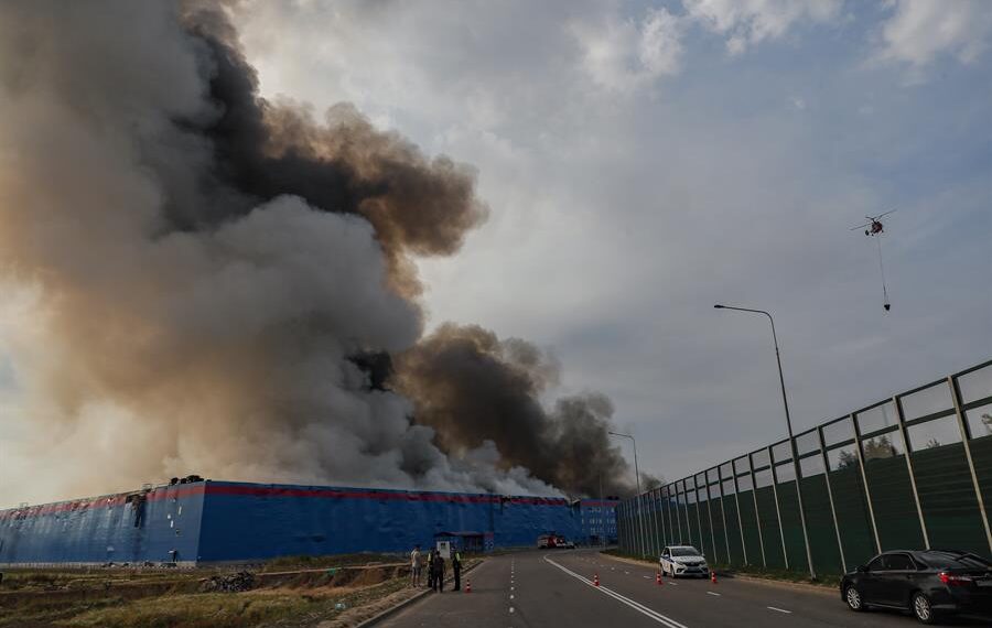 Columna de humo procedente del incendio declarado este miércoles en un almacén de la compañía rusa de distribución por internet Ozon, cerca del pueblo de Petrovskoye, distrito de Istra, en la región de Moscú. EFE/EPA/SERGEI ILNITSKY