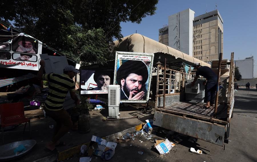 Partidarios de Muqtada al-Sadr desmantelan este martes un campamento de protesta mientras se retiran de la Zona Verde en Bagdad. EFE/EPA/AHMED JALIL