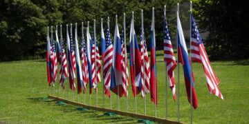 Vista de banderas de EE.UU. y Rusia, en una fotografía de archivo. EFE/Peter Klaunzer
