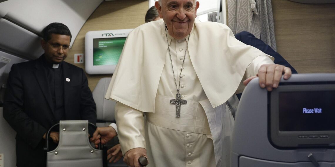 El papa Francisco en el vuelo de regreso de su último viaje a Canadá- EFE/EPA/GUGLIELMO MANGIAPANE / POOL