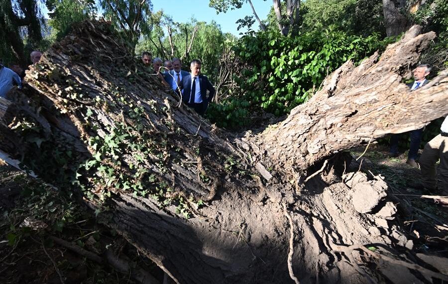 El ministro del Interior de Francia, Gerald Darmanin (C), durante su visita a la isla de Córcega, golpeada este jueves por fuertes tormentas. EFE/EPA/EMMANUEL DUNAND / POOL MAXPPP OUT.