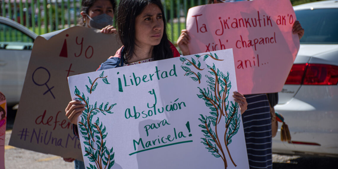 Colectivos feministas protestan hoy, para exigir la liberación de una mujer acusada de homicidio, en el municipio de San Cristóbal de las Casas, estado de Chiapas (México). EFE/Carlos López