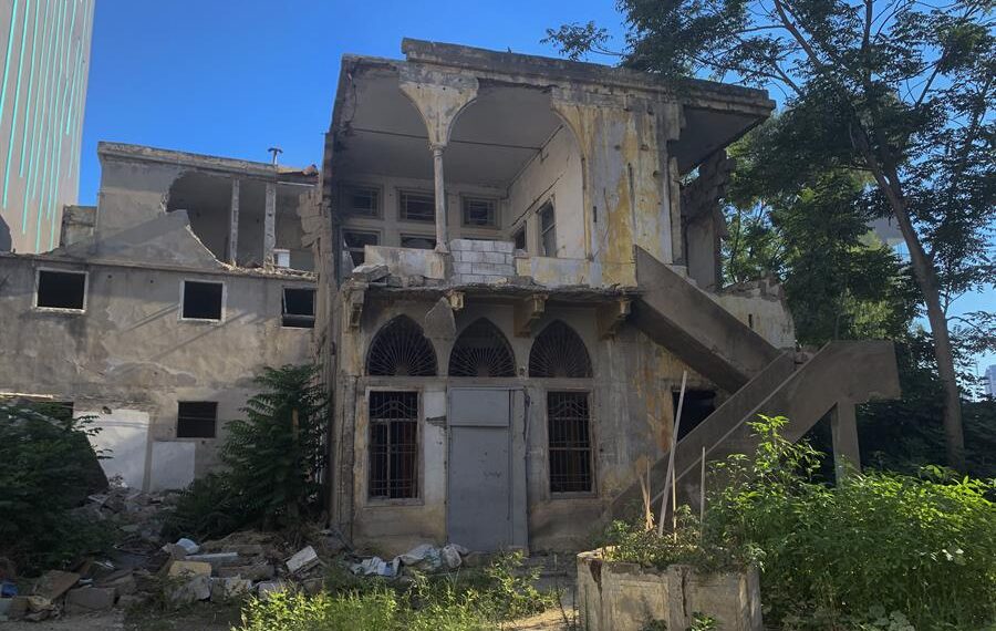 Ruinas de un inmueble en el barrio de Karantina, pegado al puerto de Beirut, donde se originó la explosión ocurrida el 4 de agosto de 2020. EFE/Noemí Jabois