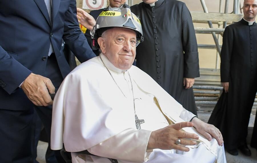 El papa Francisco durante su visita a L'Aquila. Para visitar con seguridad la Catedral, sostenida por andamios y aún no accesible tras el terremoto, Francisco usó un casco de seguridad. EFE/EPA/VATICAN MEDIA