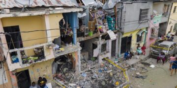 Vista aérea hoy de los daños causados por un atentado explosivo en el barrio Cristo del Consuelo, en Guayaquil (Ecuador). EFE/Mauricio Torres