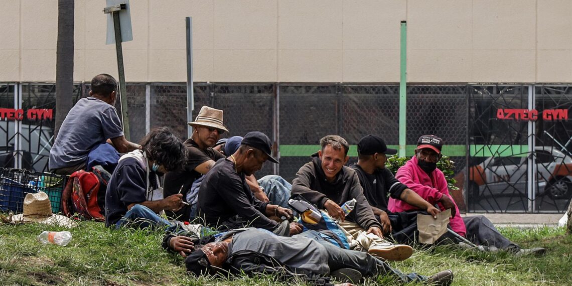 Varias personas sin techo pasan el tiempo en un parque publico, el jueves 4 de agosto de 2022, en la ciudad de Mexicali, Baja California (México). EFE/ Joebeth Terriquez