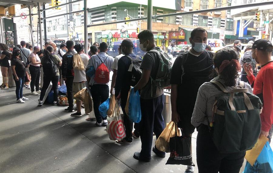 Fotografía de archivo de inmigrantes mientras hacen fila a la espera de ser trasladados a refugios proveídos por el estado en Nueva York (Estados Unidos). EFE/ Javier Otazu