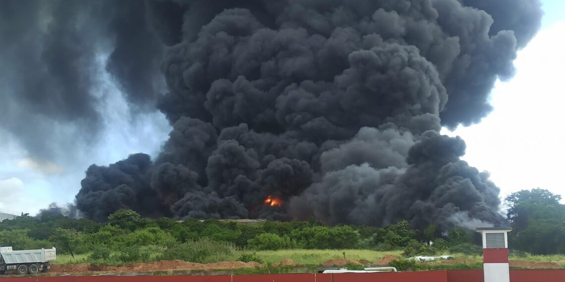 Fotografía de una columna de humo generada por el incendio en un depósito de combustible ayer, en Matanzas (Cuba). EFE/ Ernesto Mastrascusa