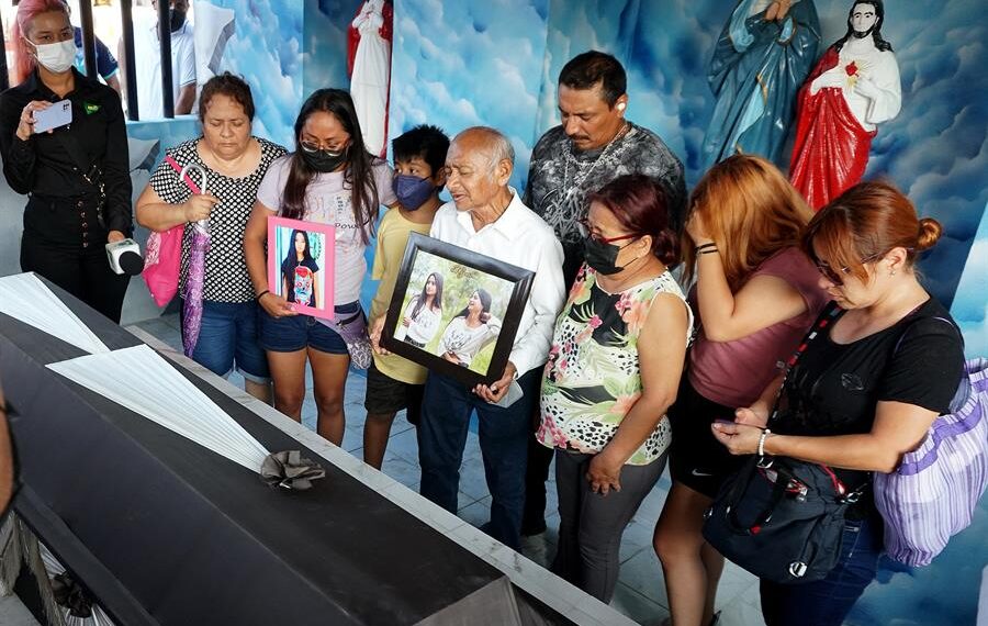 Familiares y amigos presentes en el funeral de Abigail Hay Urrutia hoy, en el municipio de Salina Cruz, Oaxaca (México). EFE/Daniel Ricardez