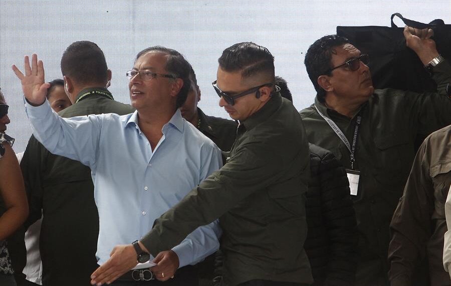 El presidente de Colombia Gustavo Petro llegó a la instalación del PMU (Puesto de Mando Unificado) Por la Vida en Ituango, Antioquia (Colombia). EFE/Luis Eduardo Noriega A.