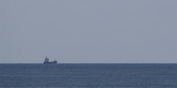 Un buque de carga zarpa lejos del lugar donde el ejército chino lleva a cabo un simulacro de fuego real desde la costa de la ciudad de New Taipei, Taiwán, el 4 de agosto de 2022. EFE/EPA/RITCHIE B. TONGO