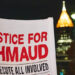 Banderola de manifestantes que piden justicia por el asesinato de Ahmaud Arbery (Créditos: Getty Images)