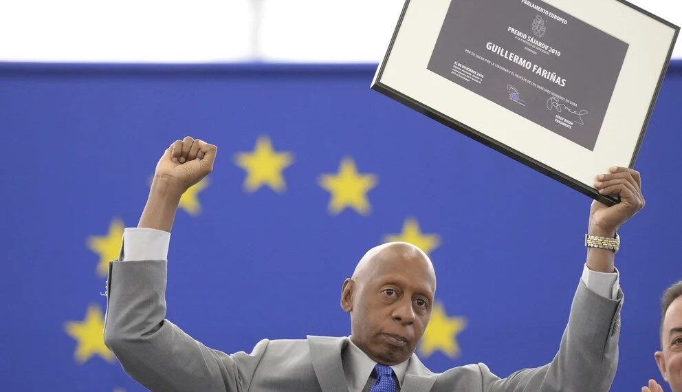 Guillermo Fariñas tras aceptar el premio Sájarov, celebrado en el Parlamento Europeo, en Estrasburgo (Créditos: EFE)