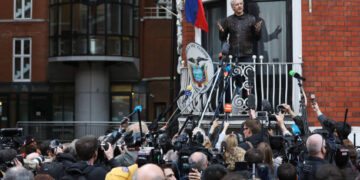 Julian Assange, fundador de WikiLeaks, durante su estadía en la mabajada de Ecuador en Londres en 2017 (Créditos: Getty Images)