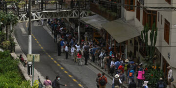 Turistas haciendo cola para poder obtener un boleto en Aguas Calientes/Machu Picchu pueblo (Créditos: Getty Images)