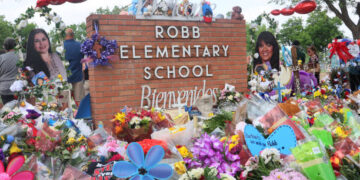 Memorial afuera del colegio Robb en Uvalde (Créditos: Getty Images)