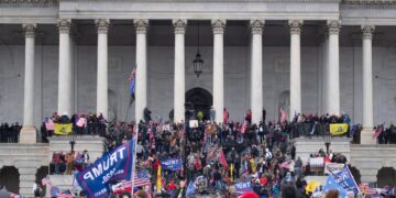 Manifestantes entran al Capitolio de EE.UU., el 6 de enero de 2021, en Washington. EFE/Michael Reynolds