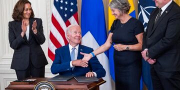 El presidente de EE.UU., Joe Biden, le da la mano a la embajadora de Suecia en EE.UU. Karin Ulrika Olofsdotter, acompañan la vicepresidenta Kamala Harris y el embajador de Finlandia en EE.UU. Mikko Hautala este 9 de agosto de 2022. EFE/EPA/Jim Lo Scalzo