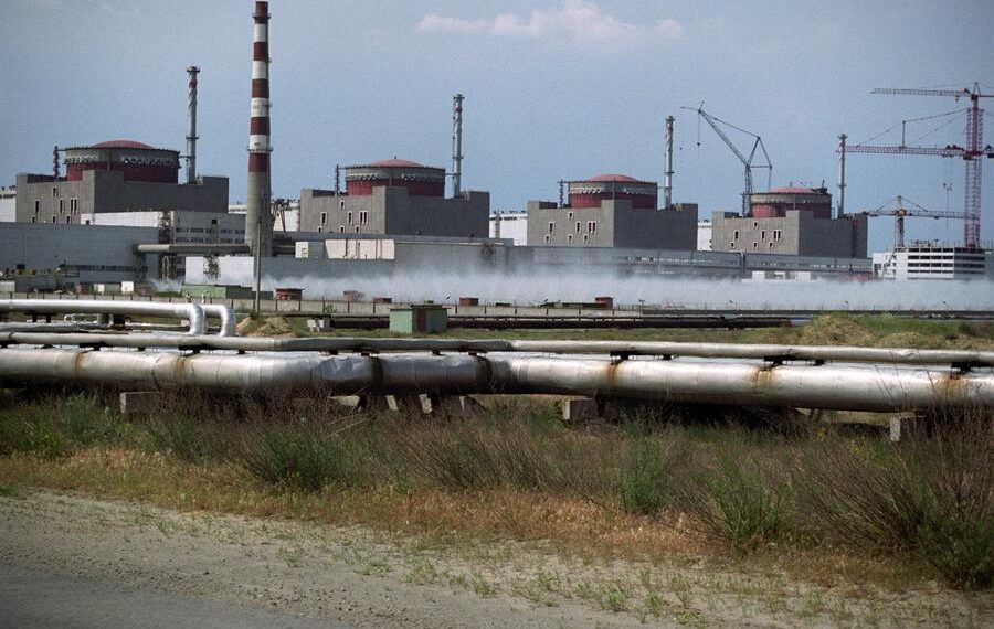 Fotografía de archivo de la central nuclear de Zaporiyia, en una fotografía de archivo. EFE/Sergei Supinsky