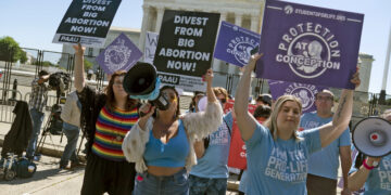 Activistas anti-aborto se congregan a las afueras del Tribunal Supremo de Estados Unidos, en Washington (EE.UU.), en una fotografía de archivo. EFE/Shawn Thew