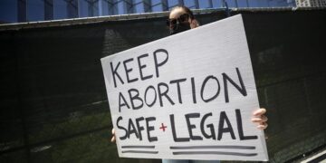 Un manifestante sostiene un cartel que dice "Mantengamos el aborto seguro y legal", en una fotografía de archivo. EFE/EPA/ETIENNE LAURENT