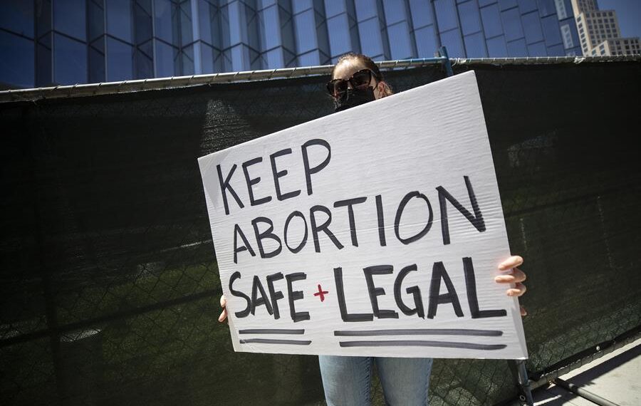 Un manifestante sostiene un cartel que dice "Mantengamos el aborto seguro y legal", en una fotografía de archivo. EFE/EPA/ETIENNE LAURENT