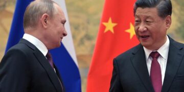 El presidente de Rusia Vladimir Putin (i) y el presidente de China, Xi Jinping (d) reunidos en Pekín, China, el 4 de febrero de 2022, en una foto de archivo. EFE/EPA/ALEXEI DRUZHININ / KREMLIN / SPUTNIK
