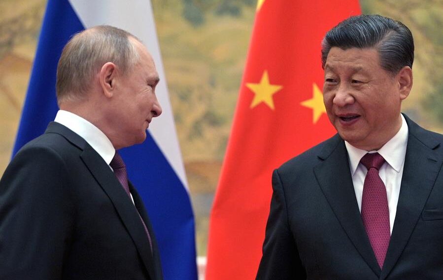 El presidente de Rusia Vladimir Putin (i) y el presidente de China, Xi Jinping (d) reunidos en Pekín, China, el 4 de febrero de 2022, en una foto de archivo. EFE/EPA/ALEXEI DRUZHININ / KREMLIN / SPUTNIK
