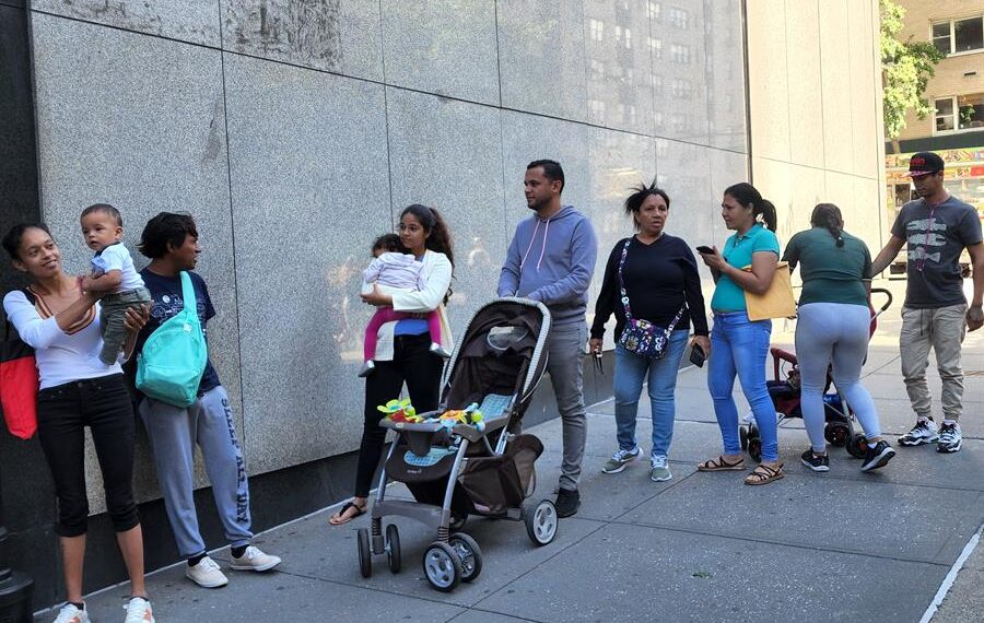 Migrantes venezolanos fueron registrado este martes al esperar para recibir ayudas por parte de la ONG Caridades Católicas, en Nueva York (NY, EE.UU). EFE/Javier Otazu
