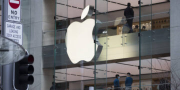 Logo de Apple en la fachada de una tienda en Australia (Créditos: Getty Images)