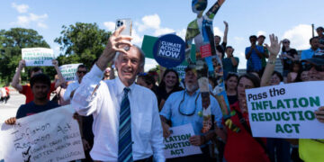 Senador Ed Markey celebra la aprobación de la ley junto con manifestantes (Créditos: Getty Images)