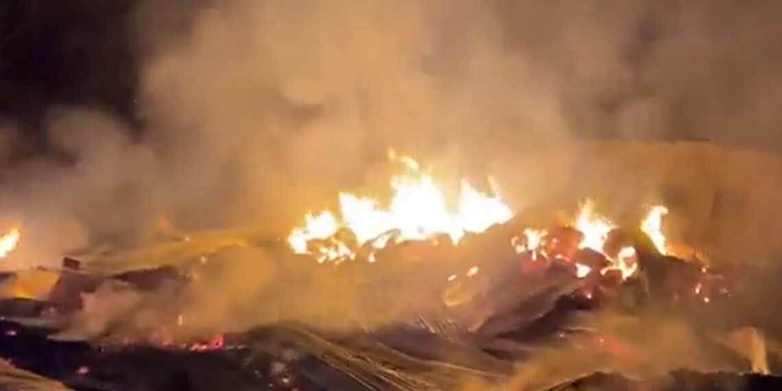 Captura de pantalla de un video de Twitter que registra uno de los incendios provocados